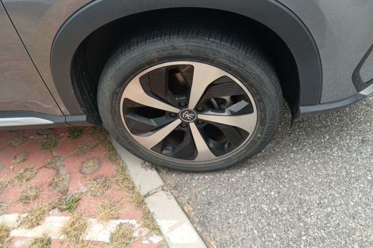 Used BYD Song PLUS New Energy 2021 EV Deluxe Model Right Front Wheel Hub