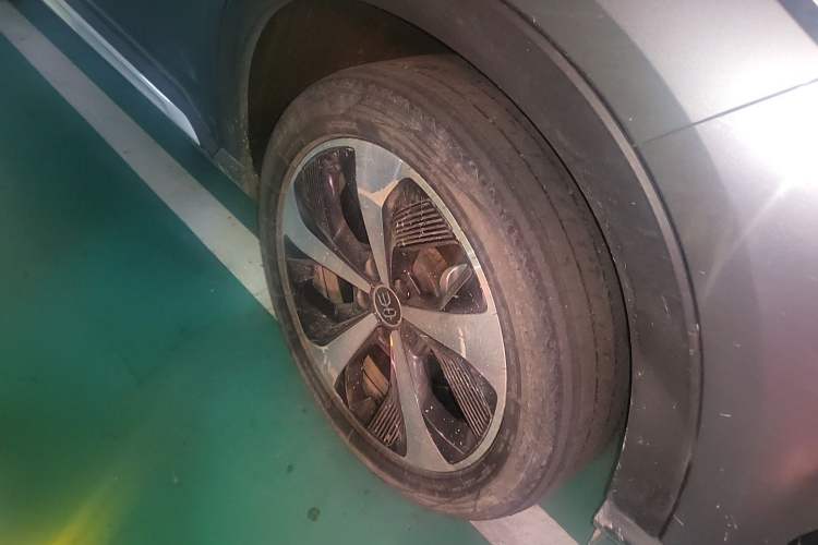 Used BYD Song PLUS New Energy 2021 EV Deluxe Model Right Front Wheel Hub