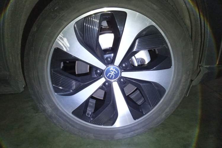 Used BYD Song PLUS New Energy 2021 EV Deluxe Model Right Front Wheel Hub