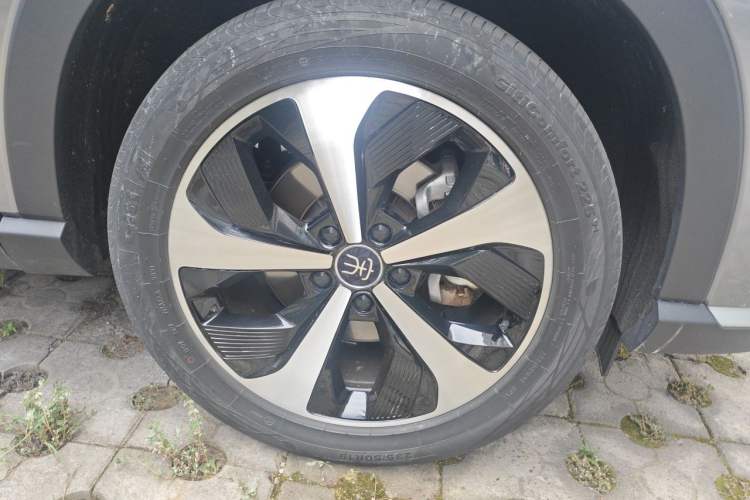 Used BYD Song PLUS New Energy 2021 DM-i 110KM Flagship PLUS Right Front Wheel Hub