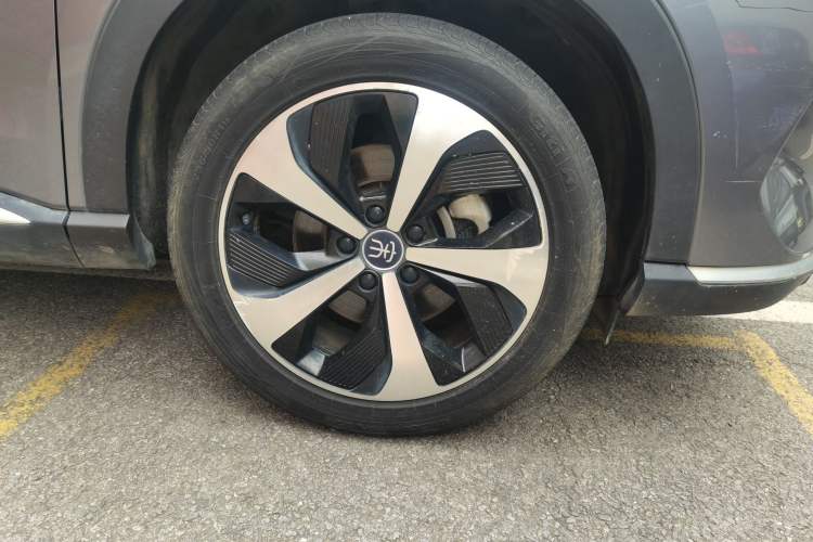 Used BYD Song PLUS New Energy 2021 DM-i 110KM Flagship PLUS Right Front Wheel Hub