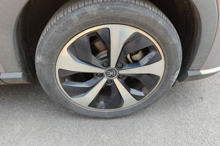 Used BYD Song PLUS New Energy 2021 DM-i 110KM Flagship PLUS Right Front Wheel Hub