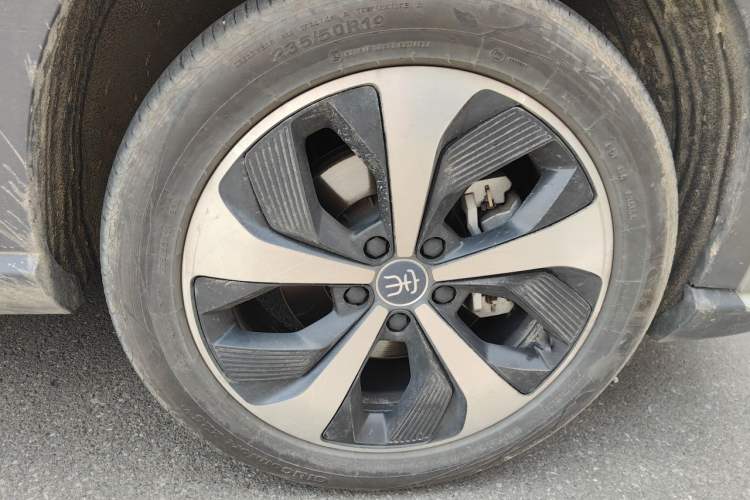 Used BYD Song PLUS New Energy 2021 DM-i 110KM Flagship PLUS Right Front Wheel Hub