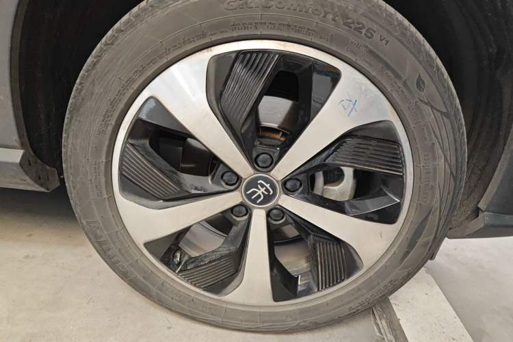 Used BYD Song PLUS New Energy 2021 EV Deluxe Model Right Front Wheel Hub
