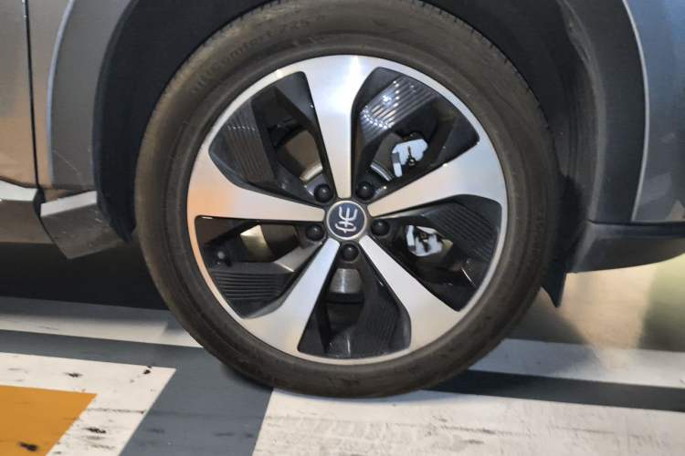 Used BYD Song PLUS New Energy 2021 EV Deluxe Model Right Front Wheel Hub