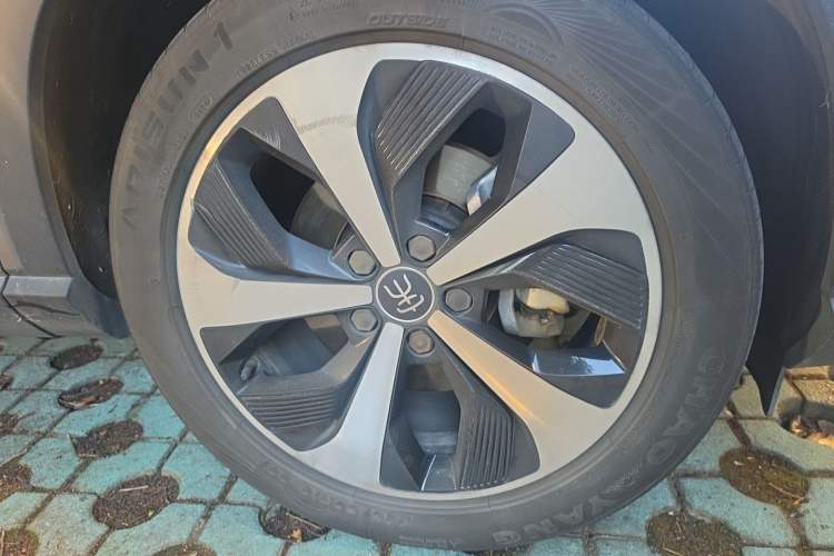 Used BYD Song PLUS New Energy 2021 EV Deluxe Model Right Front Wheel Hub
