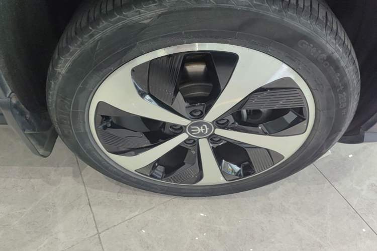 Used BYD Song PLUS New Energy 2021 EV Deluxe Model Right Front Wheel Hub