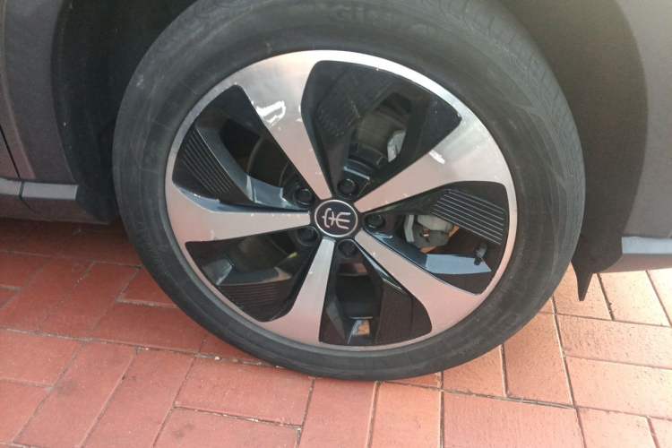 Used BYD Song PLUS New Energy 2021 EV Deluxe Model Right Front Wheel Hub