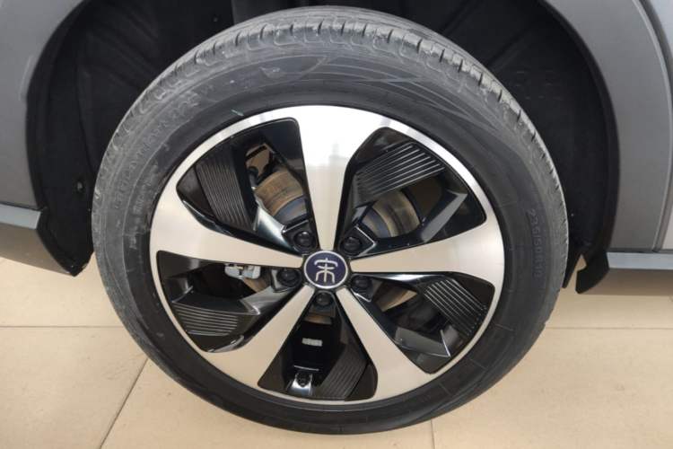 Used BYD Song PLUS New Energy 2021 DM-i 110KM Flagship PLUS Right Rear Wheel Hub