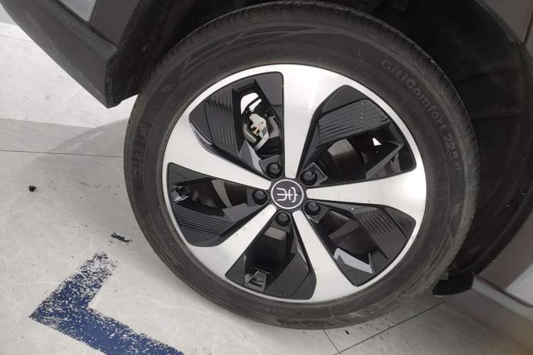 Used BYD Song PLUS New Energy 2021 DM-i 110KM Flagship Model Right Rear Wheel Hub