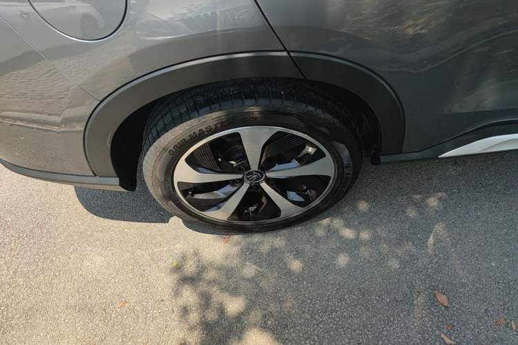Used BYD Song PLUS New Energy 2021 DM-i 110KM Flagship PLUS Right Rear Wheel Hub