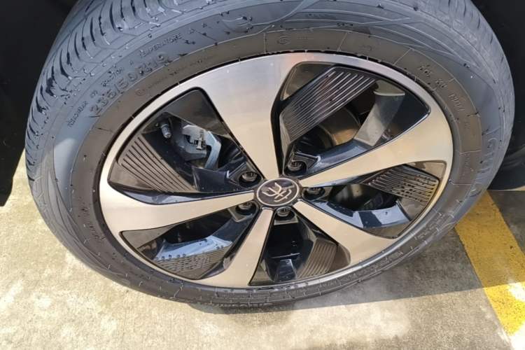 Used BYD Song PLUS New Energy 2021 DM-i 110KM Flagship PLUS Right Rear Wheel Hub