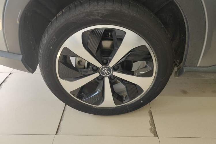 Used BYD Song PLUS New Energy 2021 DM-i 110KM Flagship PLUS Right Rear Wheel Hub