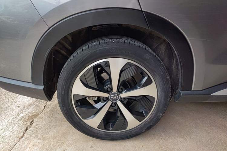 Used BYD Song PLUS New Energy 2021 DM-i 110KM Flagship Model Right Rear Wheel Hub