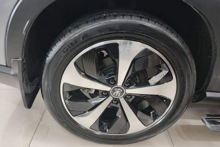 Used BYD Song PLUS New Energy 2021 DM-i 110KM Flagship PLUS Right Rear Wheel Hub