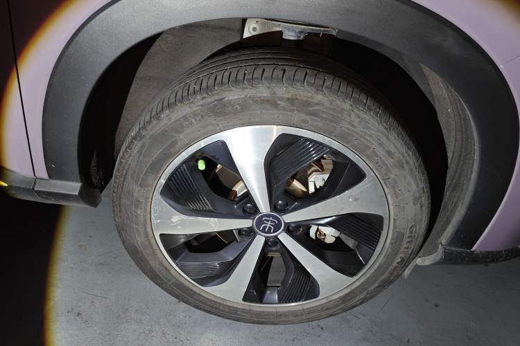 Used BYD Song PLUS New Energy 2021 EV Deluxe Model Right Front Wheel Hub