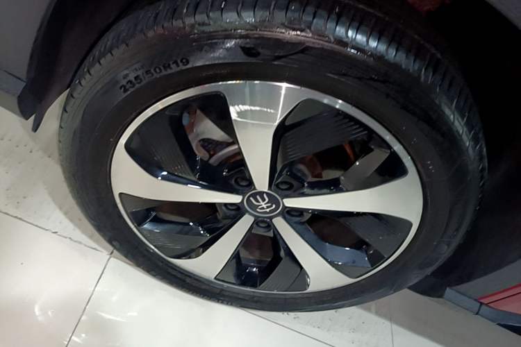 Used BYD Song PLUS New Energy 2021 DM-i 51KM Prestige Model Left Front Wheel Hub
