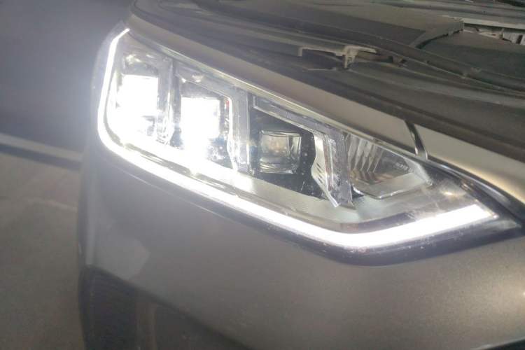 Used BYD Song PLUS New Energy 2021 DM-i 110KM Flagship PLUS Right Front Headlight