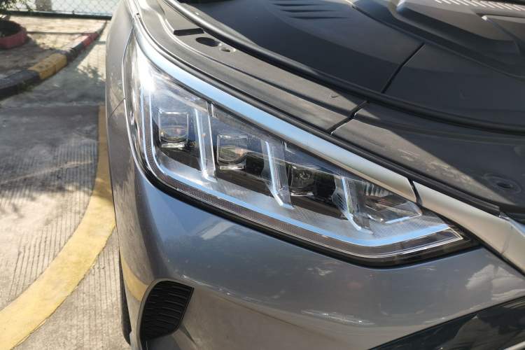 Used BYD Song PLUS New Energy 2021 DM-i 110KM Flagship PLUS 5G Edition Right Front Headlight