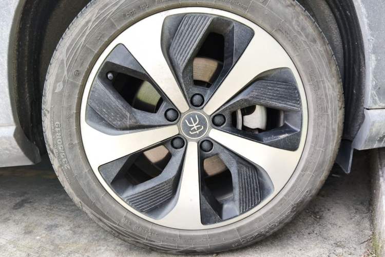 Used BYD Song PLUS New Energy 2021 DM-i 110KM Flagship PLUS Right Front Wheel Hub