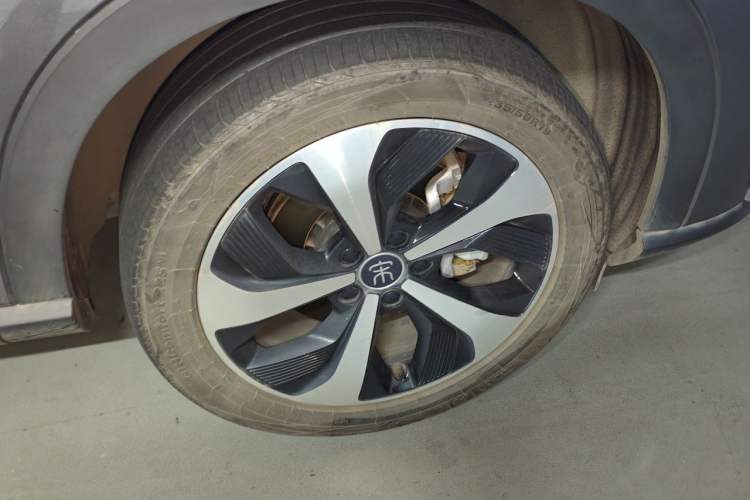 Used BYD Song PLUS New Energy 2021 EV Deluxe Model Right Front Wheel Hub