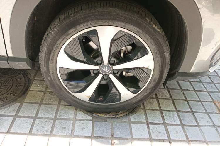 Used BYD Song PLUS New Energy 2021 EV Deluxe Model Right Front Wheel Hub