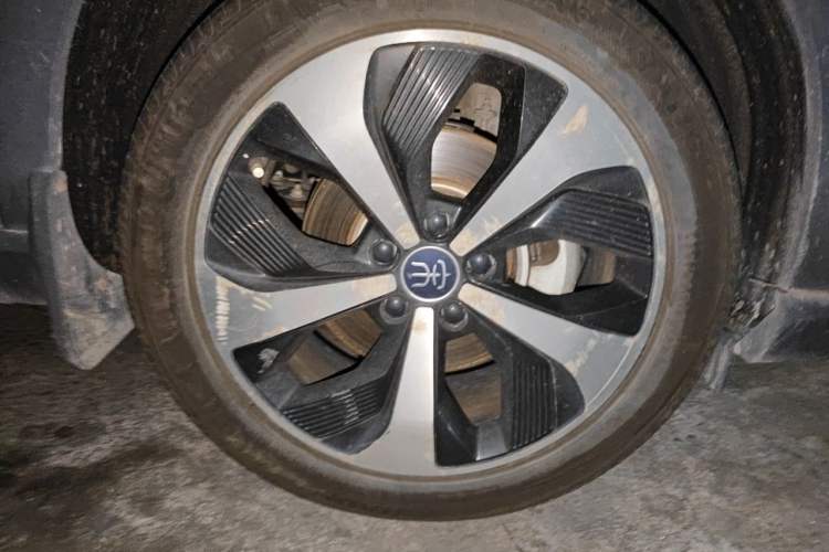 Used BYD Song PLUS New Energy 2021 DM-i 110KM Flagship PLUS Right Front Wheel Hub
