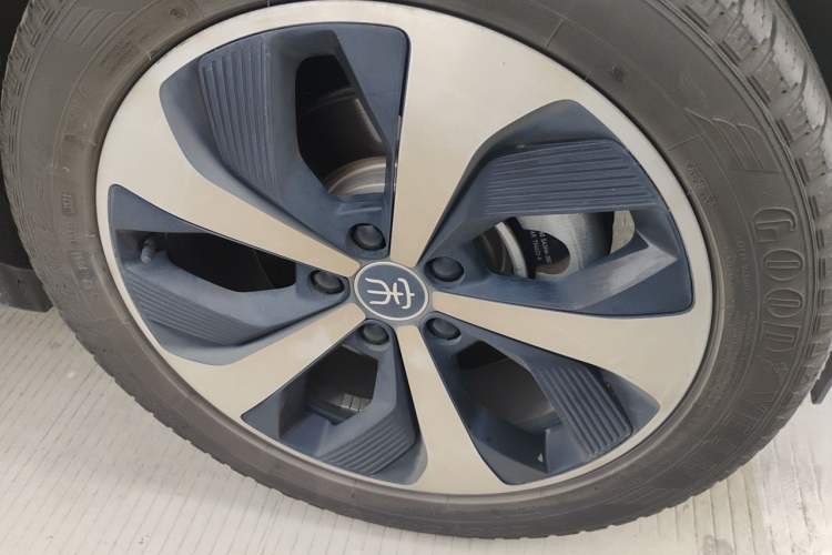 Used BYD Song PLUS New Energy 2021 DM-i 110KM Flagship PLUS Right Front Wheel Hub