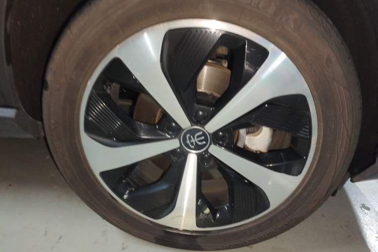 Used BYD Song PLUS New Energy 2021 EV Deluxe Model Right Front Wheel Hub