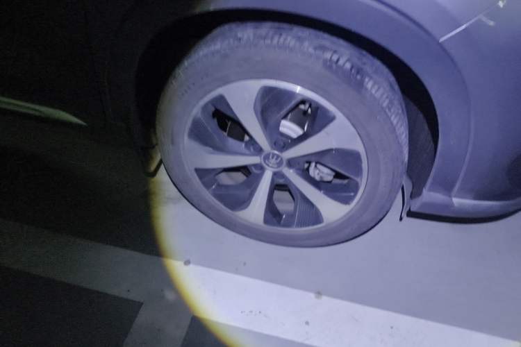 Used BYD Song PLUS New Energy 2021 DM-i 110KM Flagship PLUS Right Front Wheel Hub