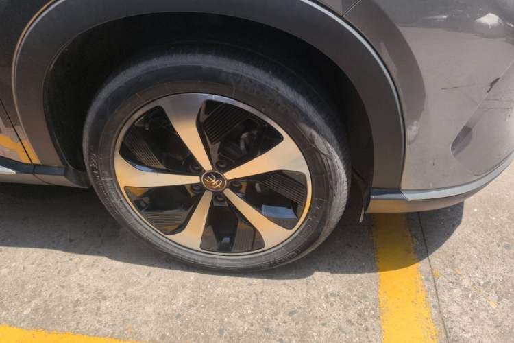 Used BYD Song PLUS New Energy 2021 DM-i 110KM Flagship Model Right Front Wheel Hub