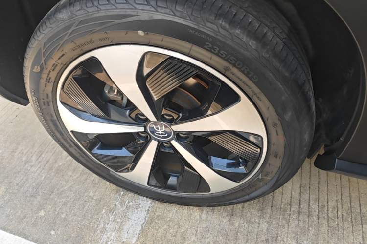 Used BYD Song PLUS New Energy 2021 DM-i 110KM Flagship Model Right Rear Wheel Hub
