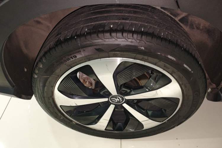 Used BYD Song PLUS New Energy 2021 DM-i 110KM Flagship PLUS Right Rear Wheel Hub