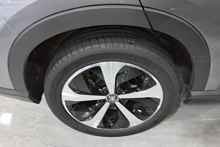 Used BYD Song PLUS New Energy 2021 DM-i 110KM Flagship PLUS Right Rear Wheel Hub