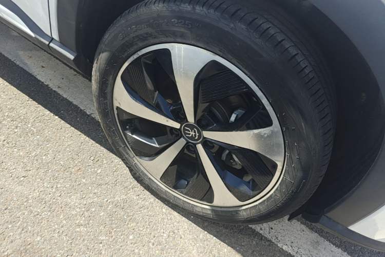Used BYD Song PLUS New Energy 2021 EV Deluxe Model Right Front Wheel Hub