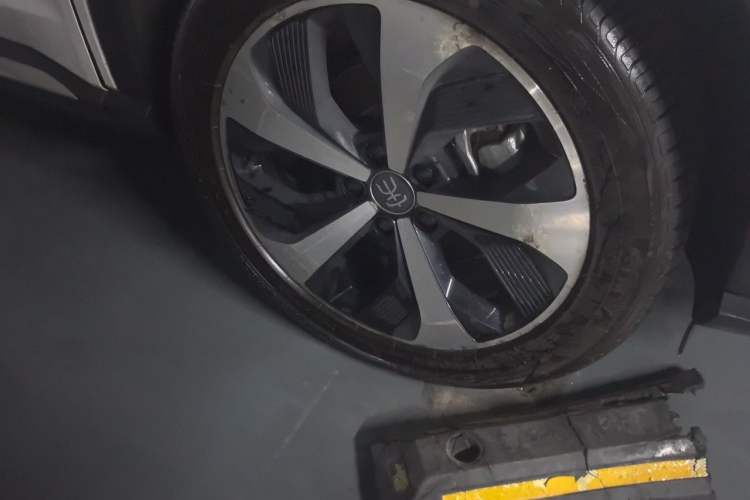 Used BYD Song PLUS New Energy 2021 EV Deluxe Model Right Front Wheel Hub
