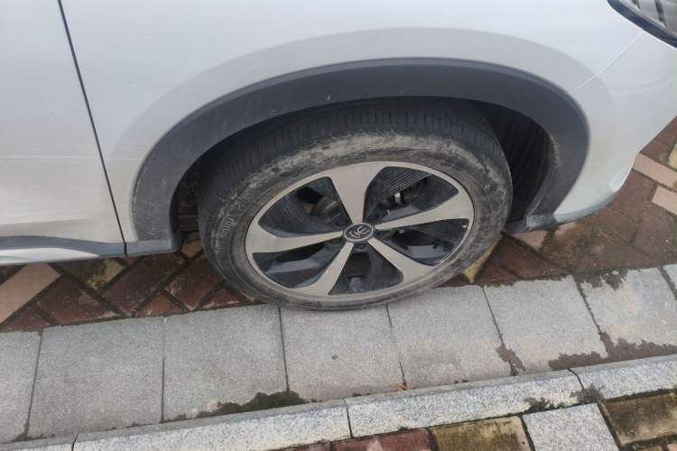 Used BYD Song PLUS New Energy 2021 DM-i 51KM Prestige Model Right Front Wheel Hub