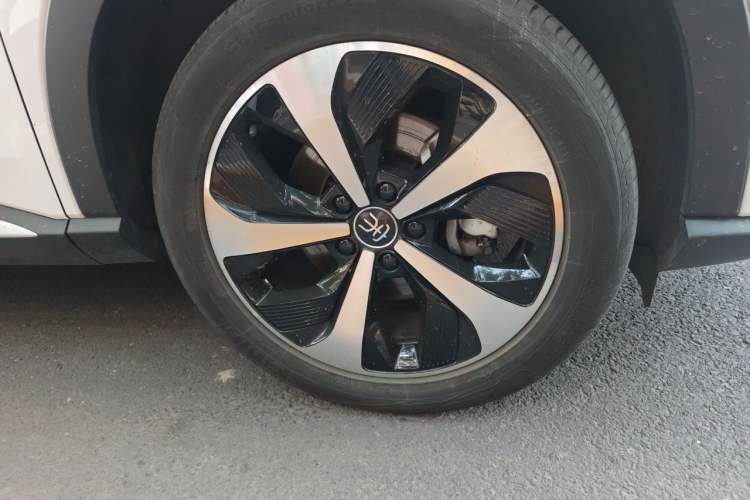 Used BYD Song PLUS New Energy 2021 EV Deluxe Model Right Front Wheel Hub