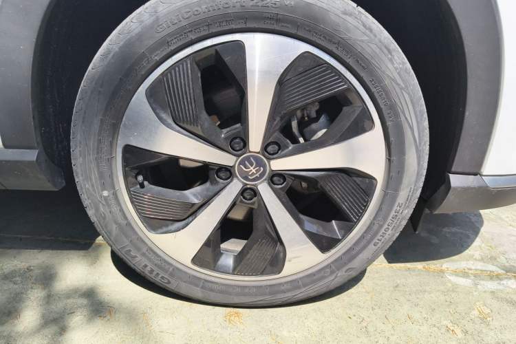 Used BYD Song PLUS New Energy 2021 DM-i 110KM Flagship PLUS Right Front Wheel Hub
