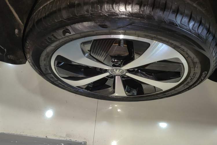 Used BYD Song PLUS New Energy 2021 DM-i 110KM Flagship PLUS Right Rear Wheel Hub