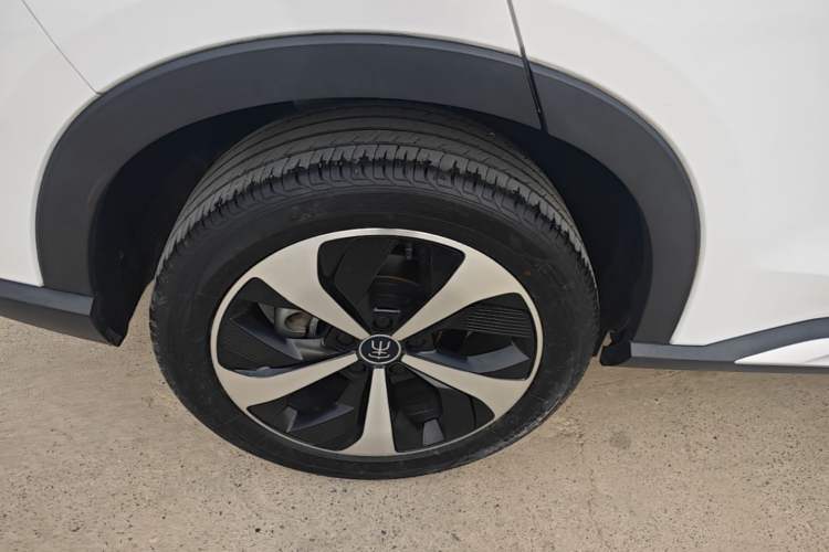Used BYD Song PLUS New Energy 2021 DM-i 110KM Flagship PLUS Right Rear Wheel Hub