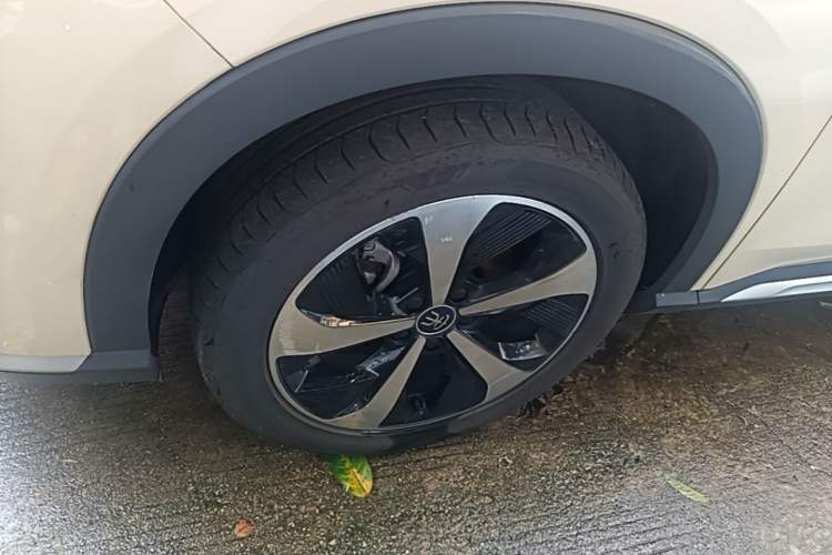 Used BYD Song PLUS New Energy 2021 DM-i 110KM Flagship Model Left Front Wheel Hub