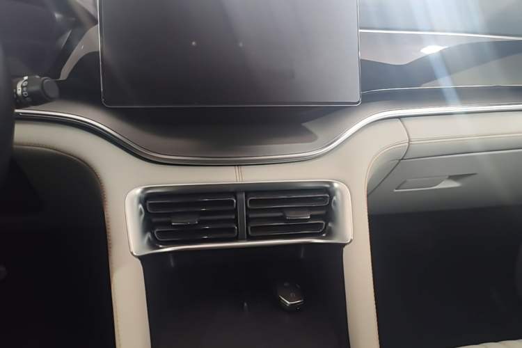 Used BYD Song PLUS New Energy 2023 Champion Edition DM-i 110KM Flagship Model Audio And AC Panel