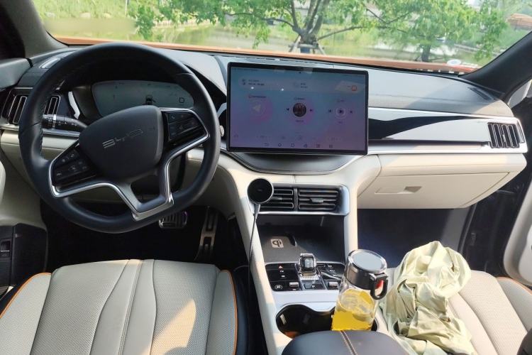 Used BYD Song PLUS New Energy 2023 Champion Edition DM-i 150KM Flagship PLUS 5G Center Console