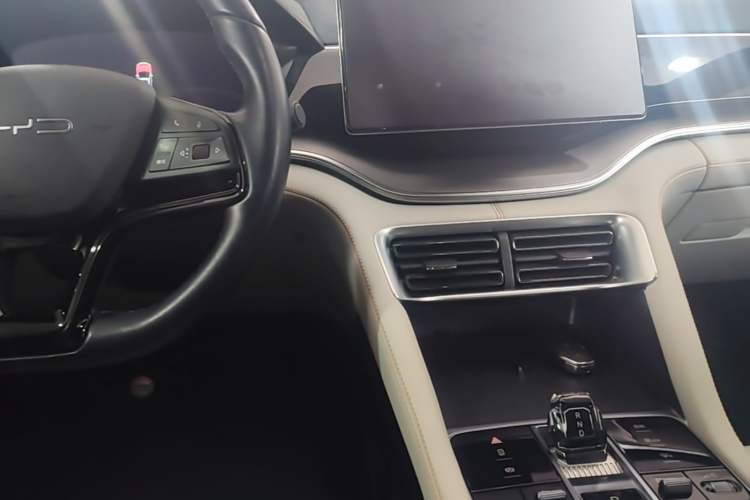Used BYD Song PLUS New Energy 2023 Champion Edition DM-i 110KM Flagship Model Center Console