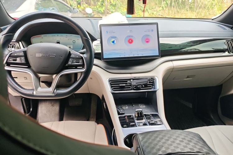 Used BYD Song PLUS New Energy 2023 Champion Edition EV 520KM Flagship Model Center Console