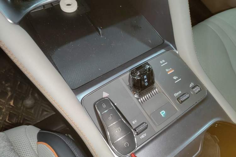 Used BYD Song PLUS New Energy 2023 Champion Edition DM-i 110KM Flagship PLUS Gear Lever