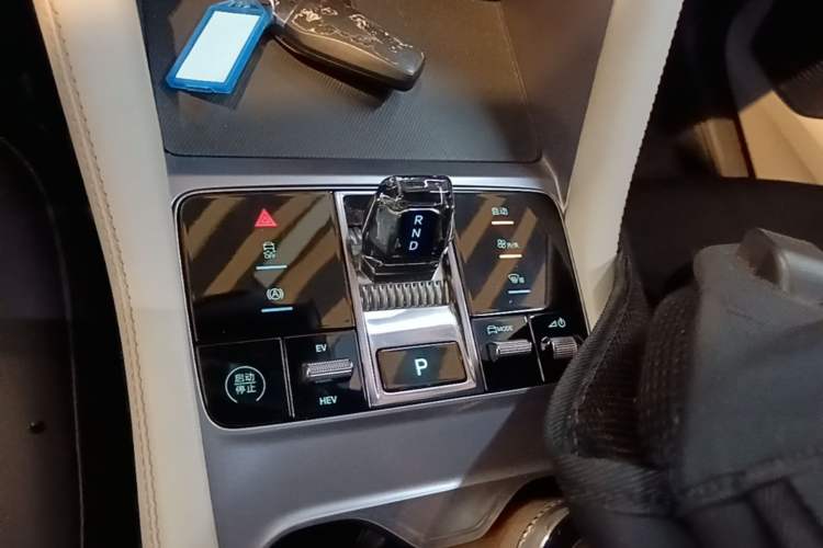 Used BYD Song PLUS New Energy 2023 Champion Edition DM-i 110KM Flagship Model Gear Lever