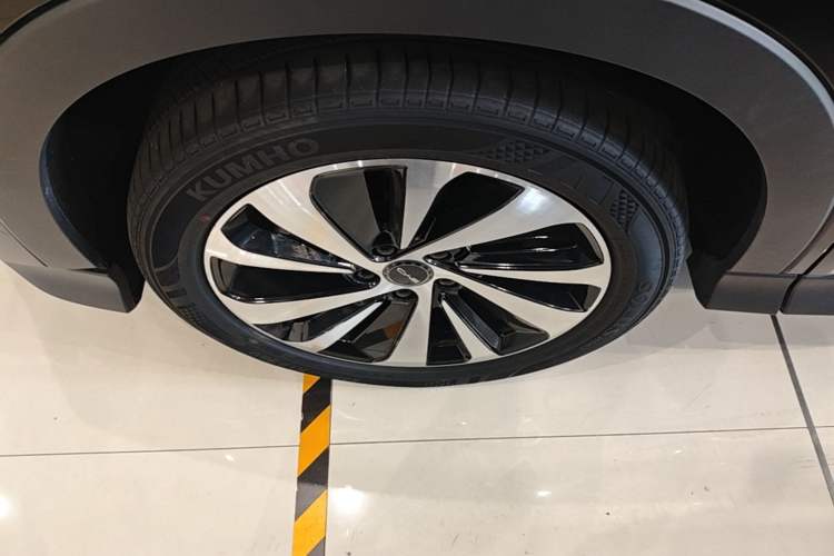 Used BYD Song PLUS New Energy 2023 Champion Edition DM-i 110KM Flagship Model Left Front Wheel Hub