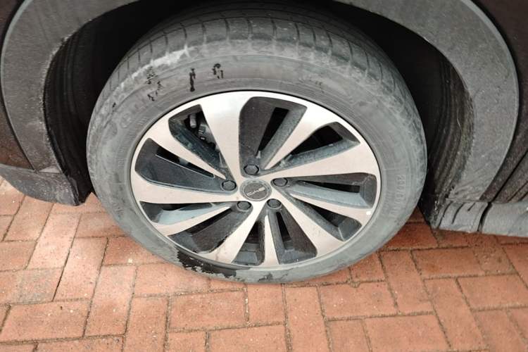 Used BYD Song PLUS New Energy 2023 Champion Edition DM-i 110KM Flagship Model Left Front Wheel Hub